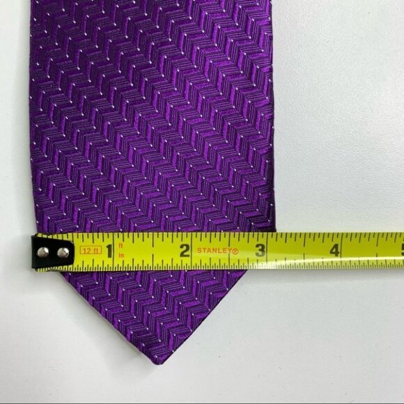 J.P. Tilford Men's 100% Silk Purple  Geometric Tie - Picture 6 of 7